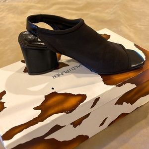 Donald J Pliner expresso brown sandals with 2.5” stacked heel. 5M